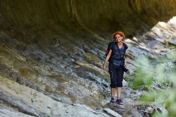 Caminante Mujer Mediana Edad Caminando Durante Día Mujer Con Mochila —  Fotos de Stock