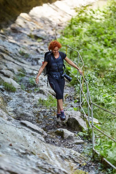 Orta Yaşlı Kadın Hiker Gündüz Yürüyüş Dağlarda Izinde Hiking Sırt — Stok fotoğraf