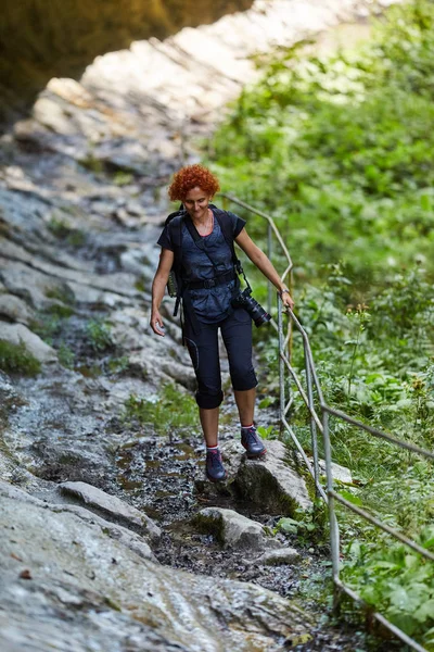 Orta Yaşlı Kadın Hiker Gündüz Yürüyüş Dağlarda Izinde Hiking Sırt — Stok fotoğraf