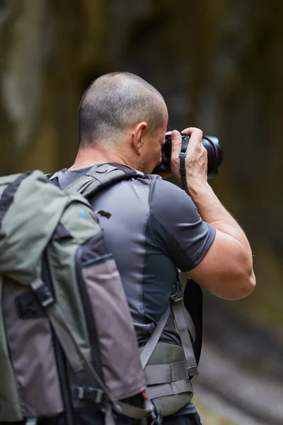 Fotograf Kamery Profesjonalne Fotografowanie Górach — Zdjęcie stockowe