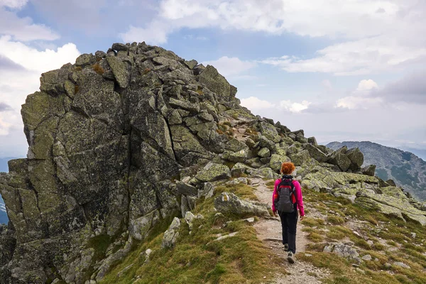 中年女性徒步旅行者白天走路 妇女与背包徒步旅行在山的足迹 — 图库照片