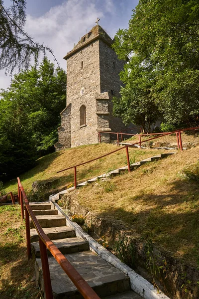Gamla Rumänska Kloster Gjord Stenar Molnig Himmel Bakgrund — Stockfoto