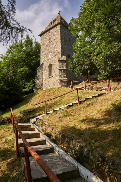 Taşlar Bulutlu Gökyüzü Arka Plan Üzerinde Yapılmış Eski Romanya Manastırı — Stok fotoğraf