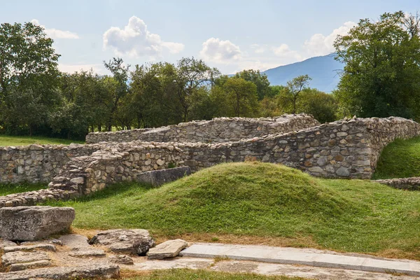 Ruiny Starożytnej Twierdzy Rzymskiej Wykopaliskach Archeologii — Zdjęcie stockowe