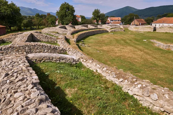 Antike Römische Festungsruinen Einer Archäologischen Ausgrabungsstätte — Stockfoto