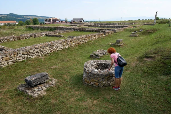 Kobieta Spaceru Ruiny Starożytnej Twierdzy Rzymskiej Wykopaliskach Archeologii — Zdjęcie stockowe