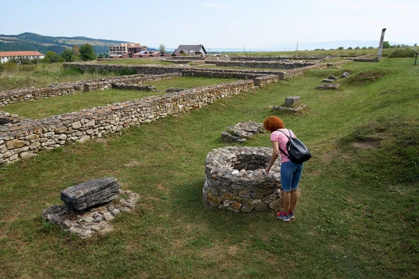 Mulher Andando Ruínas Fortaleza Romana Antiga Sítio Escavação Arqueológica Imagem De Stock
