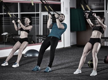Atletik insanlar CrossFit eğitim trx askıları ile yapıyor