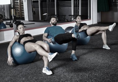 ABS fitness insanlar jimnastik salonu topları egzersizi