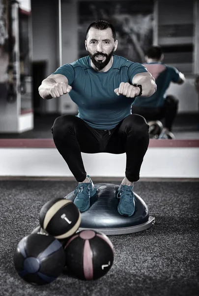 Eğitmen Ile Denge Ball Bosu Çalışma Spor Salonunda — Stok fotoğraf