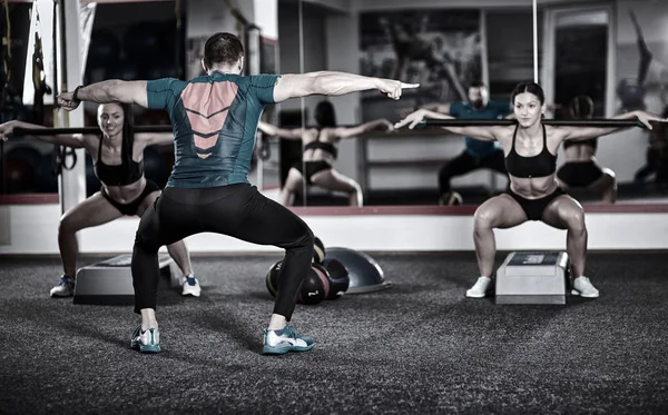 Fitness Eğitmeni Fitbar Ile Egzersiz Yapıyor Kızlar — Stok fotoğraf