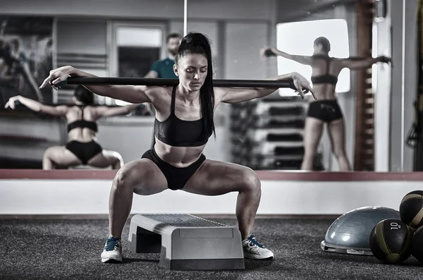 Fitness Entrenador Niñas Haciendo Ejercicio Con Fitbar —  Fotos de Stock