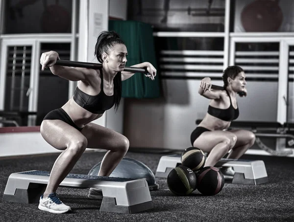 Fitness Meninas Fazendo Treino Com Barra Ajuste — Fotografia de Stock