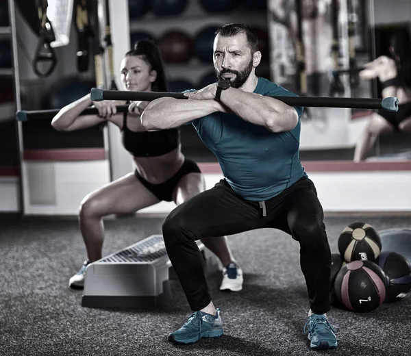 Pelatih Kebugaran Dan Gadis Gadis Melakukan Latihan Dengan Fitbar — Stok Foto