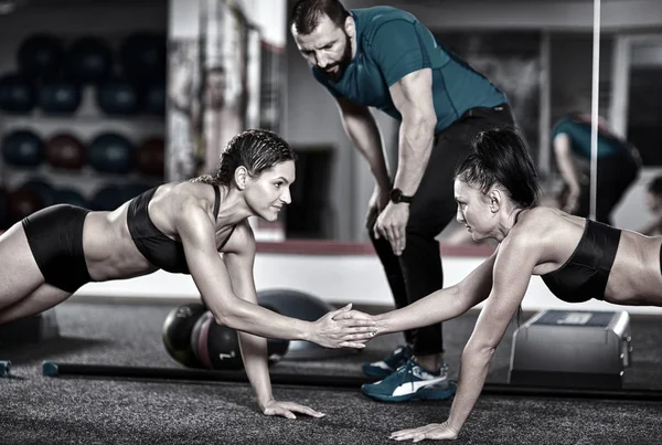 Fitnesstrainerin Und Mädchen Beim Crossfit Training Fitnessstudio — Stockfoto