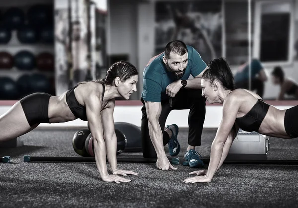 Fitness Eğitmeni Salonunda Crossfit Egzersiz Yapıyor Kızlar — Stok fotoğraf