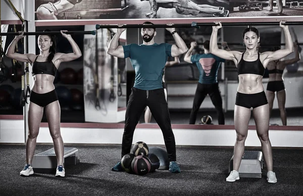 Fitness Trainer Ragazze Che Fanno Allenamento Con Fitbar — Foto Stock