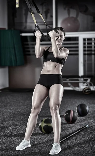 Allenamento Giovani Donne Con Cinghie Sospensione Palestra — Foto Stock