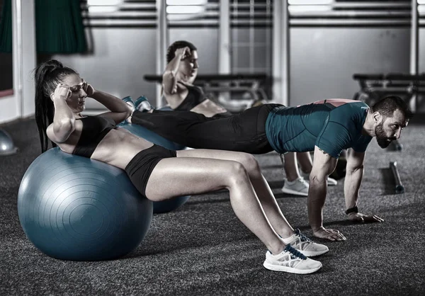 Gente Fitness Haciendo Abdominales Crujidos Pelotas Gimnasio — Foto de Stock