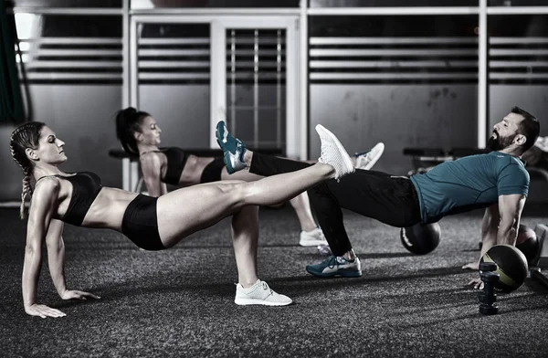 Fitnesstrainerin Und Mädchen Beim Workout Fitnessstudio — Stockfoto