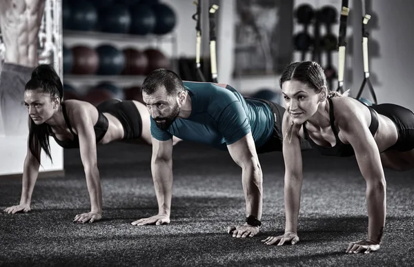 Gente Atlética Haciendo Entrenamiento Crossfit Con Correas Trx — Foto de Stock