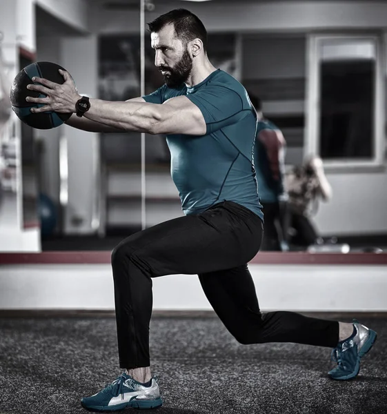 Fitnesstrainer Lunges Met Medicijnbal Uitvoeren — Stockfoto