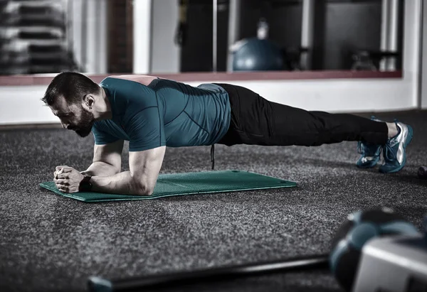 Fitnesstrainer Demonstreren Planking Sportschool — Stockfoto