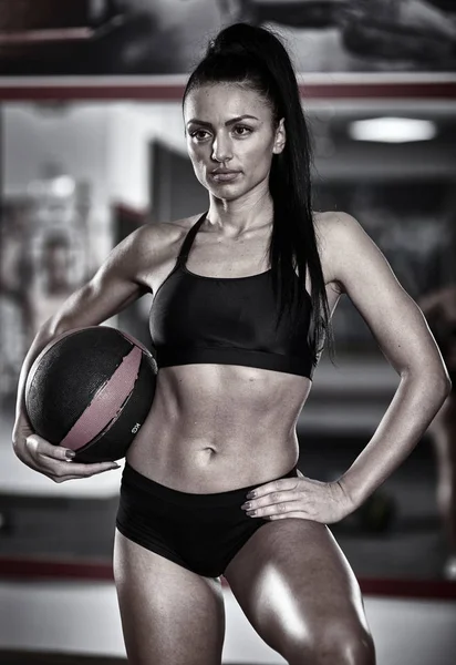Fitness Model Poseren Een Sportschool Met Selectieve Aandacht — Stockfoto