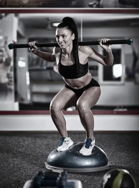 Giovane Donna Che Squat Con Fitbar Palestra — Foto Stock