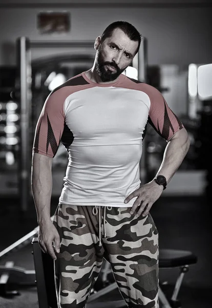 Selbstbewusste Und Motivierte Fitnesstrainerin Posiert Fitnessstudio — Stockfoto