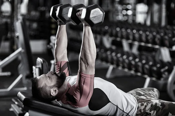 Mann Beim Brusttraining Schräger Bank Mit Kurzhanteln — Stockfoto