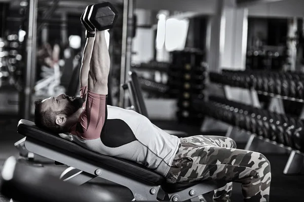 Mann Beim Brusttraining Schräger Bank Mit Kurzhanteln — Stockfoto