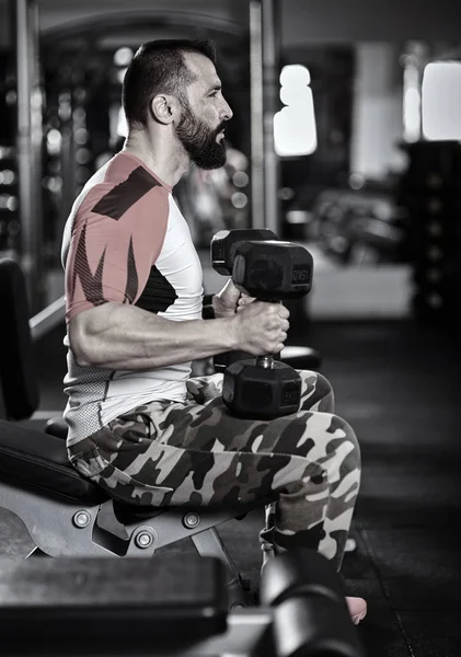 Mann Mit Kurzhanteln Fitnessstudio Beim Training — Stockfoto