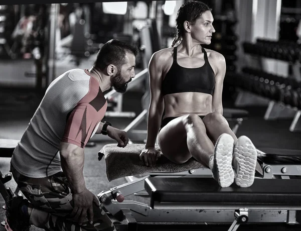 Entraîneur Fitness Personnel Aidant Jeune Femme Avec Entraînement — Photo