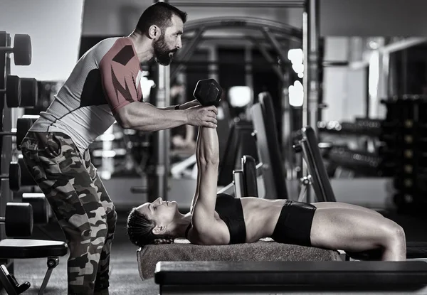 Entraîneur Fitness Personnel Aidant Jeune Femme Avec Entraînement — Photo