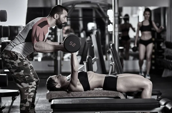 Treinador Fitness Pessoal Ajudando Jovem Mulher Com Treino — Fotografia de Stock