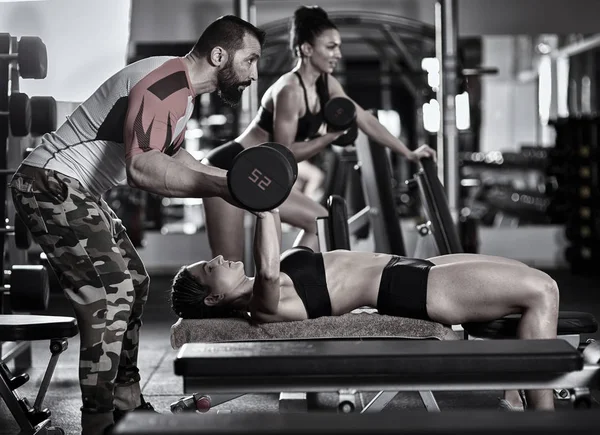 Persoonlijke Fitnesstrainer Bijstaan Van Jonge Vrouw Met Training — Stockfoto