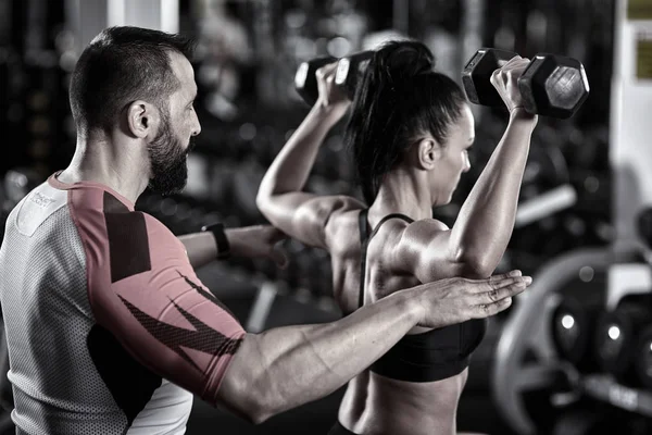 Entraîneur Fitness Personnel Aidant Jeune Femme Avec Entraînement — Photo