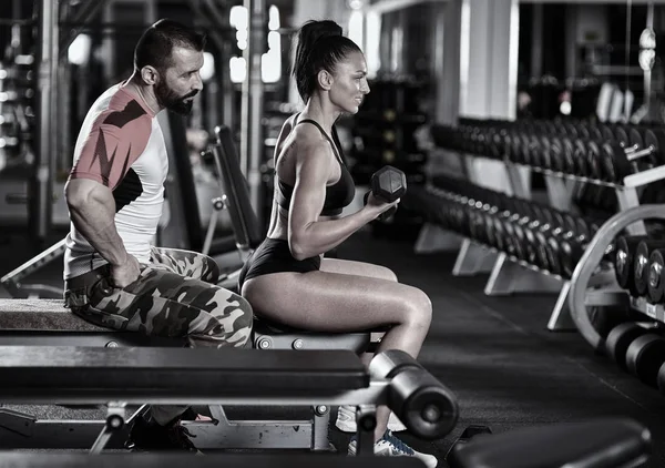 Personal Fitness Trainer Unterstützt Junge Frau Beim Workout — Stockfoto