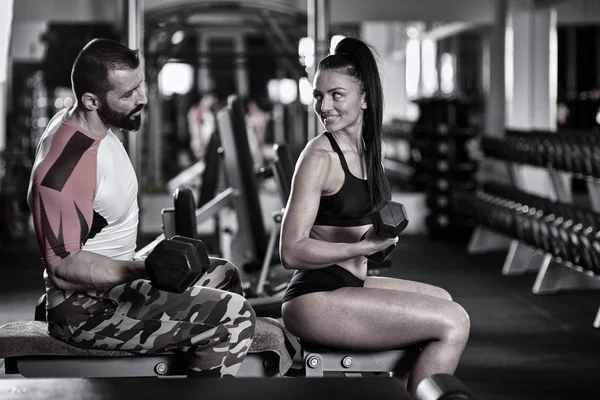 Treinador Fitness Pessoal Ajudando Jovem Mulher Com Treino — Fotografia de Stock