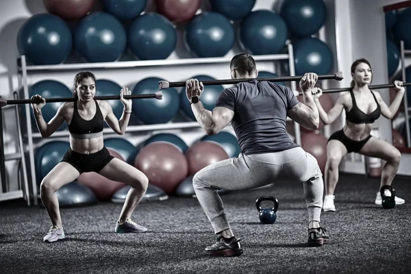 Fitness Entrenador Estudiantes Haciendo Fitbar Entrenamiento Para Las Piernas — Foto de Stock