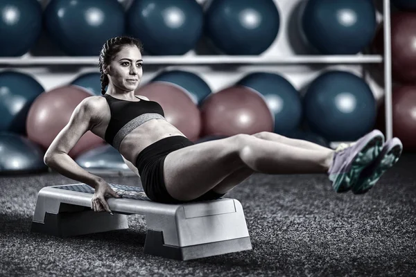 Mujer Atlética Joven Haciendo Abdominales Crujidos Gimnasio —  Fotos de Stock