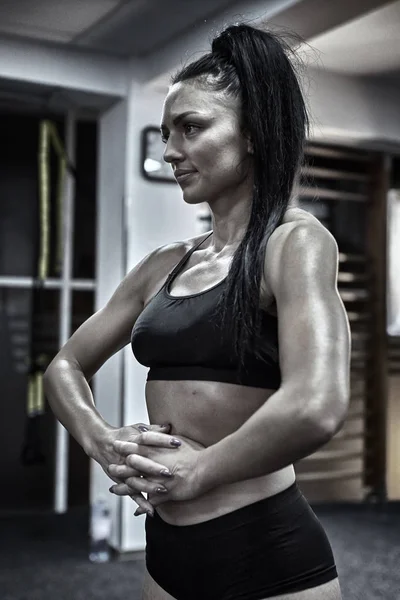 女性健身模特在健身房摆姿势 特写镜头 — 图库照片