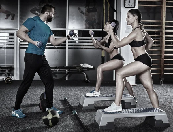 Pelatih Kebugaran Dan Gadis Gadis Melakukan Latihan Gym — Stok Foto