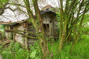 Eski ve harap kırsal evde