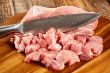 Domuz eti şefin bıçak ve bir ahşap tahta bacakla dilimlenmiş