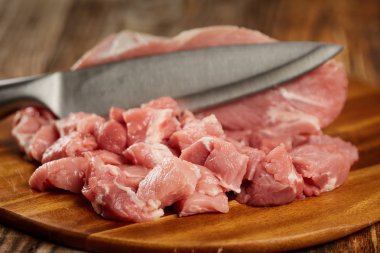 Domuz eti şefin bıçak ve bir ahşap tahta bacakla dilimlenmiş