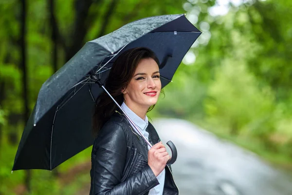 Νεαρή Γυναίκα Εξωτερική Ομπρέλα Στο Πάρκο Μια Βροχερή Μέρα — Φωτογραφία Αρχείου