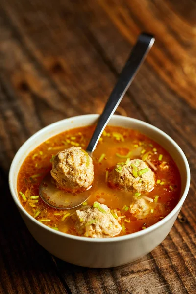 Närbild Skål Med Mexikanska Köttbullar Soppa Träskiva — Stockfoto