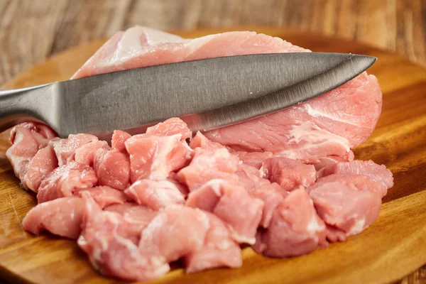 シェフのナイフと木の板で豚足のスライス — ストック写真